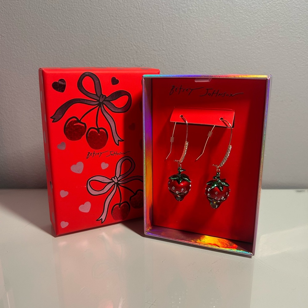 Betsey Johnson chocolate covered strawberry earrings - Picture 1 of 2